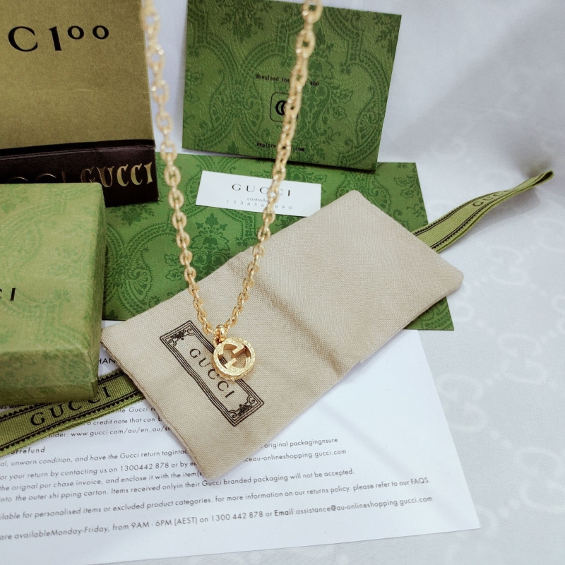 G*u*i necklaces